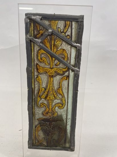 null Fragment de vitrail soclé à décor d'une fleur de lys
Epoque Louis XII
23 x 9...