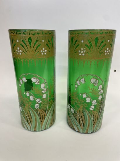 null Paire de vases en verre émaillé et doré à décor de muguet, 
Vers 1900 
H : 24...