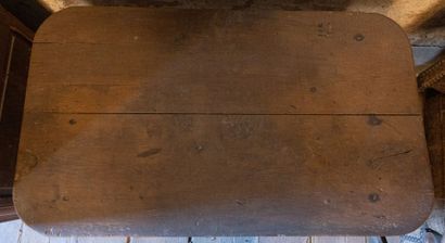 null Table à écrire en chêne à un tiroir 
18ème siècle
H : 69 cm - L : 115 cm - P...