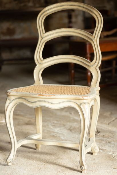 null Chaise en bois laqué de style Régence
H : 96 cm 