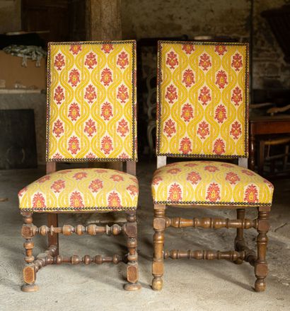 null Paire de chaises Louis XIII à haut dossier
H : 107 cm 