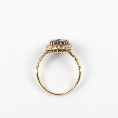null 18K (750) yellow gold ring centered on 1 intaglio amethyst with a cross crowned...