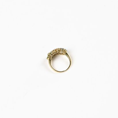 null Ring in 18 K (750) yellow gold with three daisies with pear-cut petals (one...