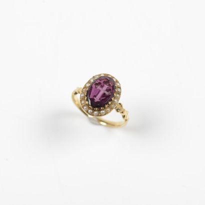 null 18K (750) yellow gold ring centered on 1 intaglio amethyst with a cross crowned...