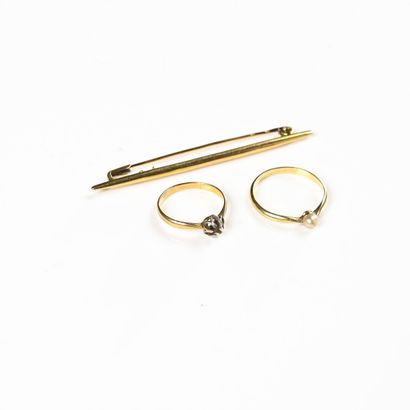 Lot in 18 K (750) yellow gold: Ring adorned...