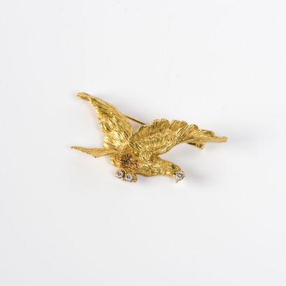 null Broche en or jaune (750) 18K, figurant un aigle aux ailes déployées tenant dans...
