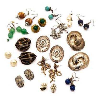 null Lot de 15 paires de boucles d'oreilles fantaisie en métal, pierres et perle...