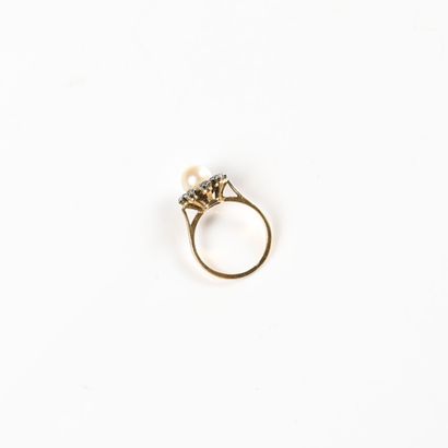 null 18K (750) yellow gold daisy ring, cultured pearl pistil surrounded by imitation...