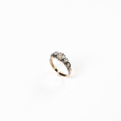 null 18K (750) rose gold and silver ring, suite of old-cut diamonds, the main one...