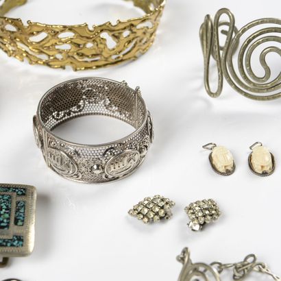 null Lot de bijoux fantaisie en métal : tours de cous, collier de chien, bracelets,...