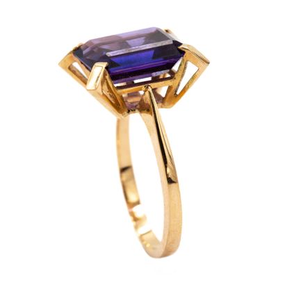 null 18K (750) yellow gold ring set with a degree-cut amethyst. Gross weight 5 g...