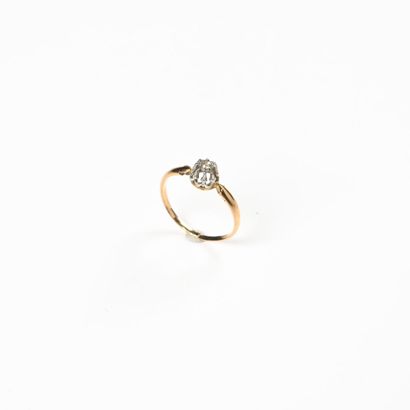 null Bague en platine et or jaune 18 K (750) griffée d'un diamant taille rose. Anneau...