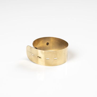 null Wide cuff bracelet in 9K (375) gold, forming a single belt with several notches...