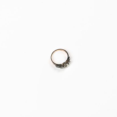 null 18K (750) rose gold and silver ring, suite of old-cut diamonds, the main one...