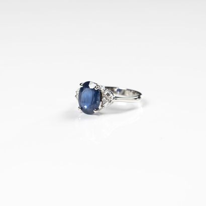 null Ring in 18 K (750) white gold set with an oval-cut sapphire weighing 2.80 carats,...