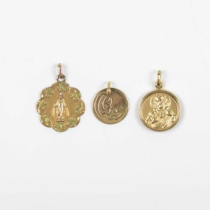 null 5 Médailles religieuses en or jaune 18 K (750) dont une médaille en or jaune...