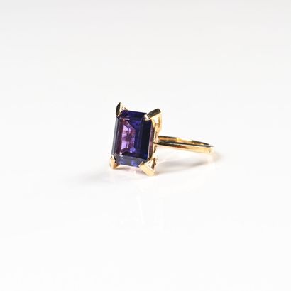 null 18K (750) yellow gold ring set with a degree-cut amethyst. Gross weight 5 g...