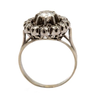 null Antique platinum and 18K white gold ring corolla of 12 diamonds centered on...