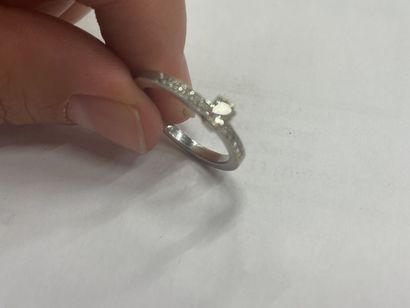 null Bague en or blanc 18 K (750) anneau serti de diamants, centré d'un diamant taille...