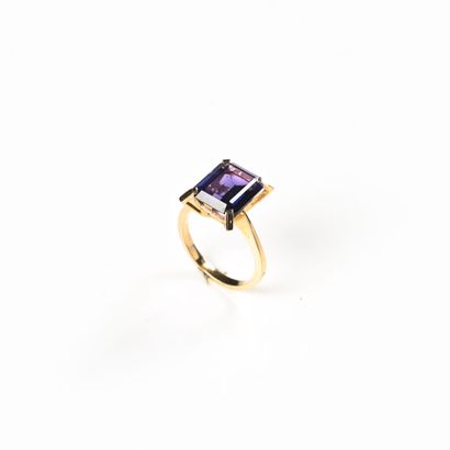 null 18K (750) yellow gold ring set with a degree-cut amethyst. Gross weight 5 g...