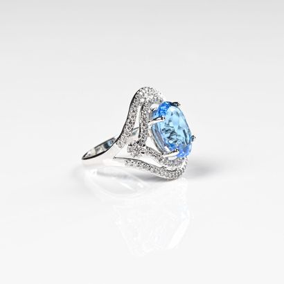 null 18K (750) white gold ring set with a large oval-cut topaz weighing approx. 7.30...