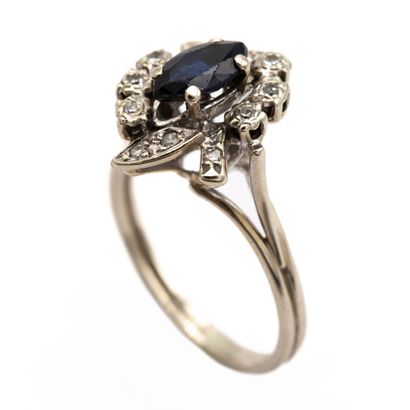 null 18K (750) white gold ring set with a navette-cut sapphire in a double twist...