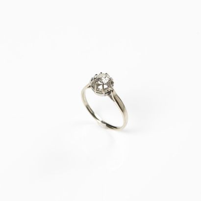 null Bague en or blanc 18 K (750) griffée d'un diamant taille moderne de 0,45 carat...