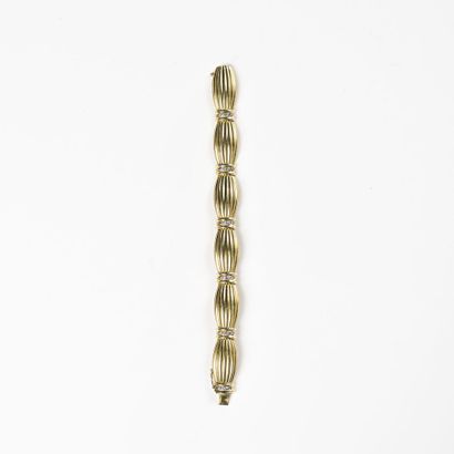 null Bracelet in 18 K (750) yellow gold with six oblong melon-cut links, each joint...