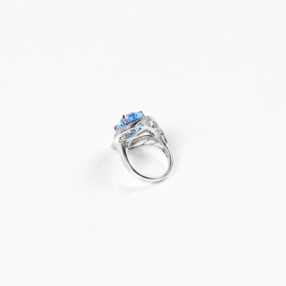 null 18K (750) white gold ring set with a large oval-cut topaz weighing approx. 7.30...