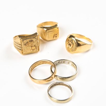 null Lot in 18 K (750) gold consisting of three signet rings and three wedding bands...