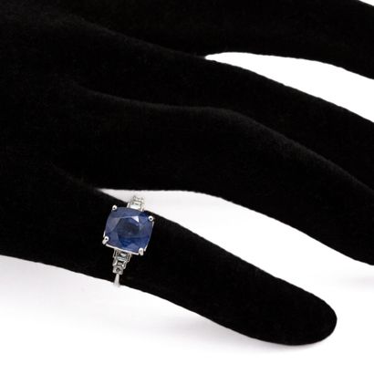 null 18K (750) white gold ring set with an oval-cut sapphire weighing approximately...