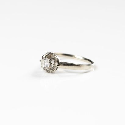 null Bague en or blanc 18 K (750) griffée d'un diamant taille moderne de 0,45 carat...