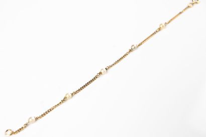 null Bracelet en or jaune 18 K (750) maille gourmette, coupée de cinq perles de culture....