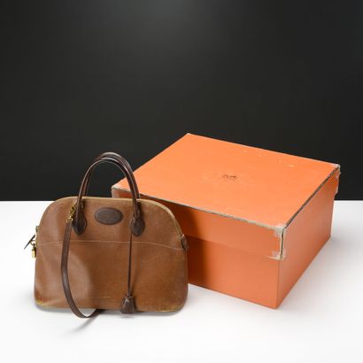 null HERMES Bolide 35, 39 cm cuir 
Courchevel Gold porté, épaule cuir grainé Camel,...