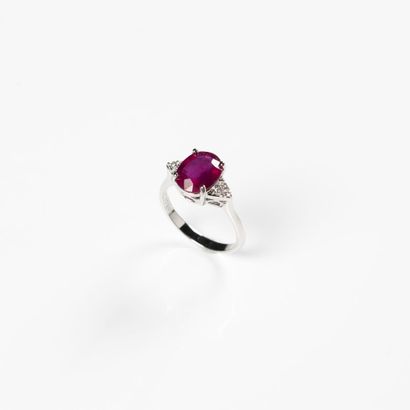 null 18K (750) white gold ring set with an oval-cut treated ruby weighing approx....