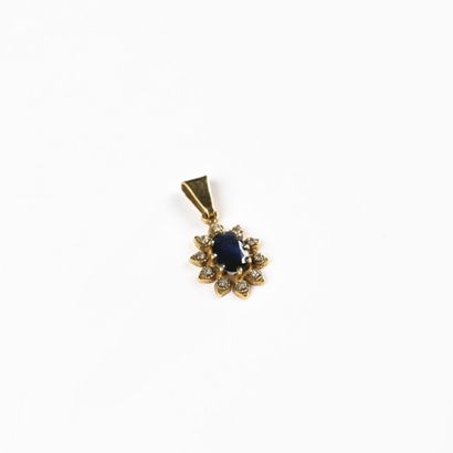 null Pendant in 18K (750) yellow gold feur with petals of small diamonds, the pistil...