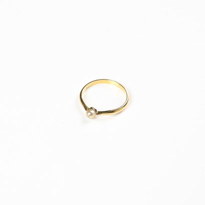 null Lot in 18 K (750) yellow gold: Ring adorned with a half-pearl, barette brooch,...