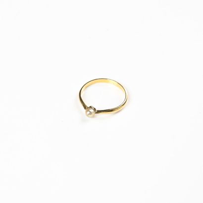 null Lot en or jaune 18 K (750) : Bague ornée d'une demi perle, broche barette, et...