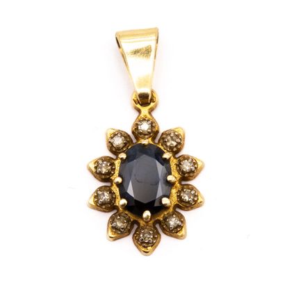 null Pendant in 18K (750) yellow gold feur with petals of small diamonds, the pistil...