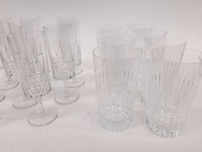 null BAYEL, service de verre en cristal taillé comprenant huit verres a eau (un éclat...