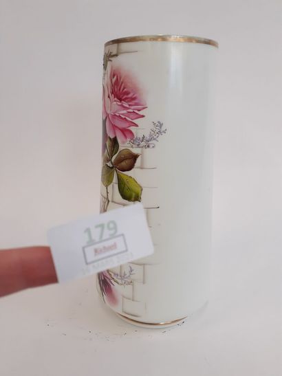 null Vase en verre émaillé à décor de fleurs 
H : 30.5 cm 