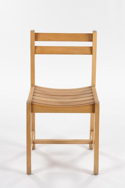 null André SORNAY (1902-2000)

Suite de six chaises en hêtre massif à assise et dossier...