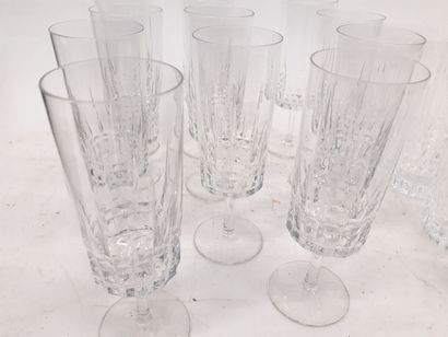 null BAYEL, service de verre en cristal taillé comprenant huit verres a eau (un éclat...