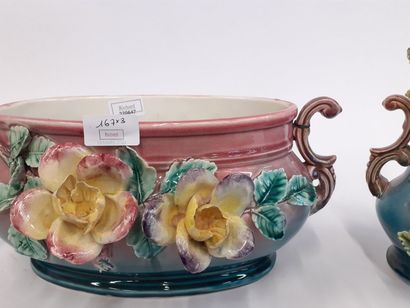null Paire de vases à décor de fleurs en relief joint une barbotine 
H : 22 cm 