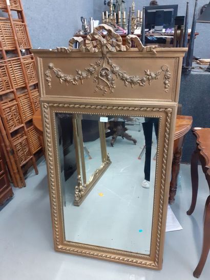 Miroir de trumeau de style Louis XVI en bois...
