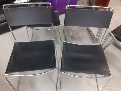 null Lot de dix chaises strcture tubulaire avec assise et dossier en cuir noir 
82...