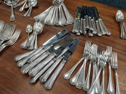 null Couverts en métal argenté :12 grandes fourchettes, 12 petites fourcettes , 12...