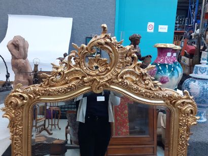null Miroir en bois et stuc doré de style Louis XV
152 x 94 cm