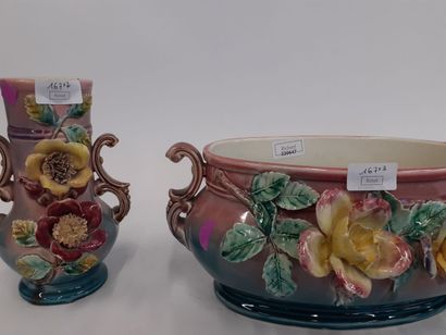 null Paire de vases à décor de fleurs en relief joint une barbotine 
H : 22 cm 