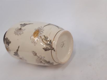 null Paire de vases balustre à décor de marguerites 
H : 31 cm 